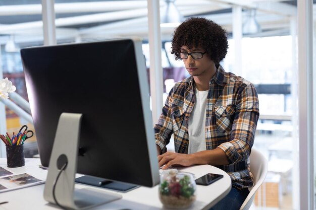 Freelancer creating custom invoice online on PHCWorkHub